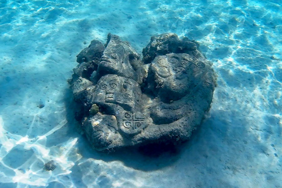 Excursion lagoon: the statues